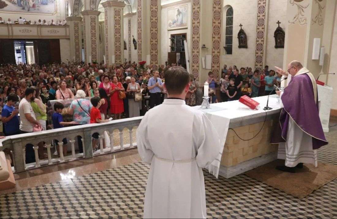 Foto notícia Santuário Santo Antônio, em Bento Gonçalves, celebra Santa Teresinha com tradicional bênção das rosas
