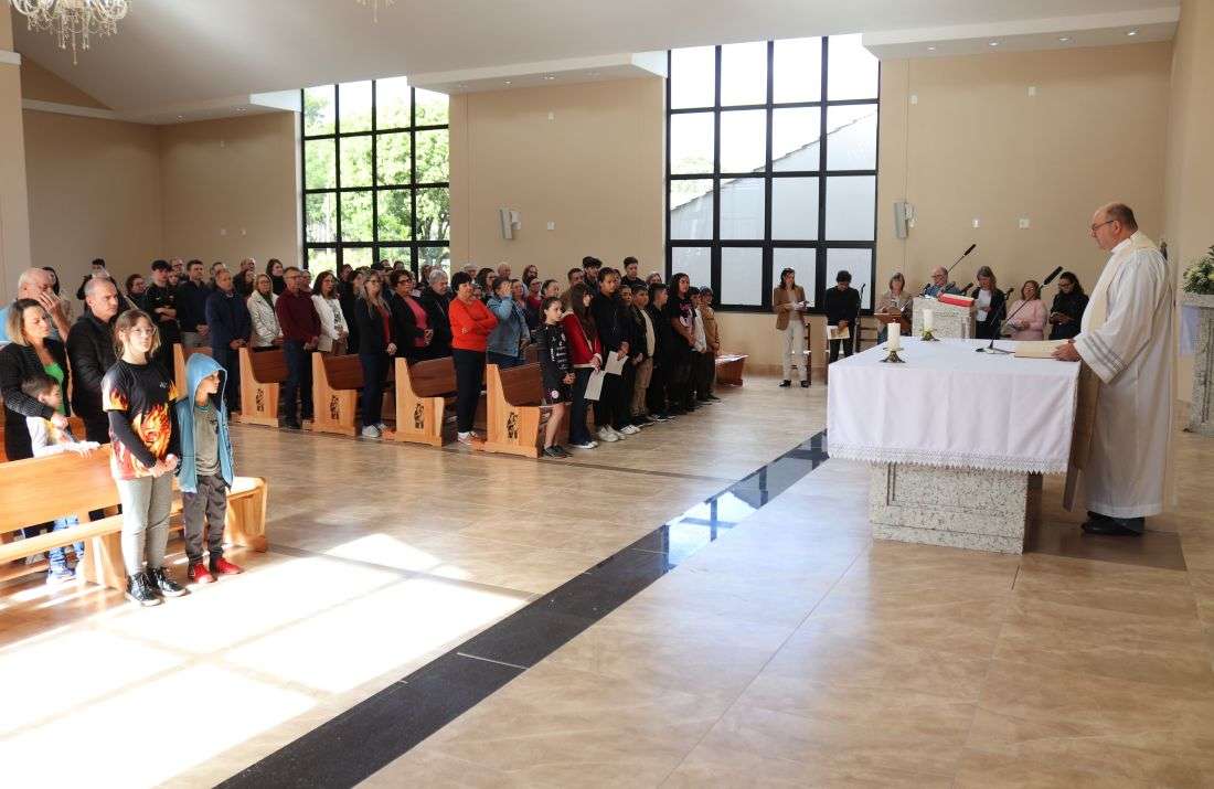 Foto notícia Comunidade Nossa Senhora da Saúde do Vinhedos celebra primeira Missa no novo templo, em Bento