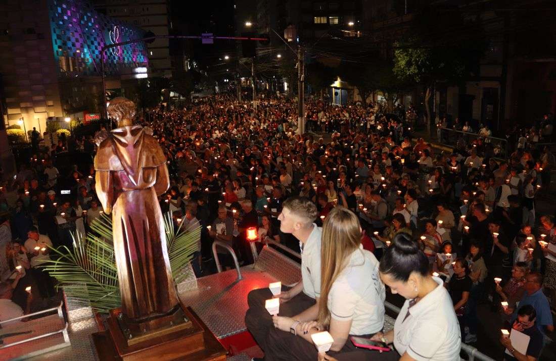 Foto notícia Procissão Luminosa de Santo Antônio reúne 4 mil pessoas e reflete sobre fraternidade e moradia