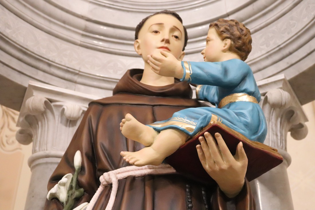 Centenária imagem de Santo Antônio retorna ao Santuário, em Bento Gonçalves, após mais de 100 dias de restauro