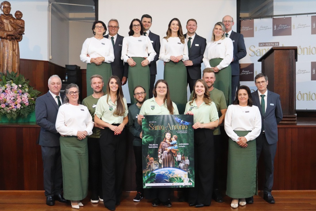Entrega do Troféu Tonito e homenagens aos festeiros de 1975 e 2000 dá início à 147ª Festa de Santo Antônio, em Bento