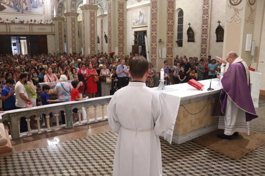 Santuário Santo Antônio, em Bento Gonçalves, celebra Santa Teresinha com tradicional bênção das rosas